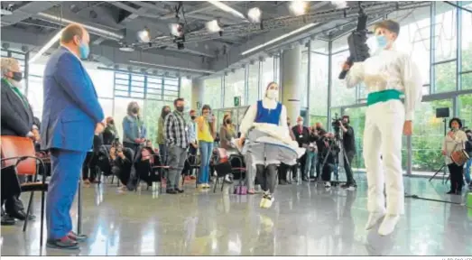  ?? H. BILBAO / EP ?? El presidente del PNV, Andoni Ortuzar, presencia ayer un ‘aurresku’ durante la celebració­n del Aberri Eguna en el Palacio Euskalduna de Bilbao.