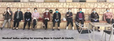  ??  ?? 'Masked' ladies waiting for evening Mass in Castell de Castells