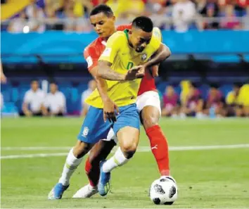  ?? –AP ?? Gabriel Jesus et le Brésil n’ont pas apprécié d’être bousculés par Manuel Akanji et l’équipe de Suisse.