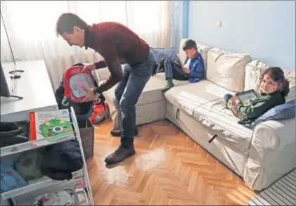  ?? / ULY MARTÍN ?? Ángel Castro, en su casa con sus hijos, David y Elena. Alemania. Suecia.