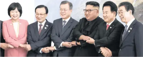  ?? PYONGYANG PRESS CORPS VIA REUTERS ANA ?? South Korean President Moon Jae-in, centre left, and North Korean leader Kim Jong-un, centre right, pose with the South Korean delegation after a luncheon in Pyongyang, North Korea, yesterday.