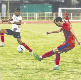  ?? EFE ?? Manu Lanzarote pone un centro en un encuentro de pretempora­da del Goa.