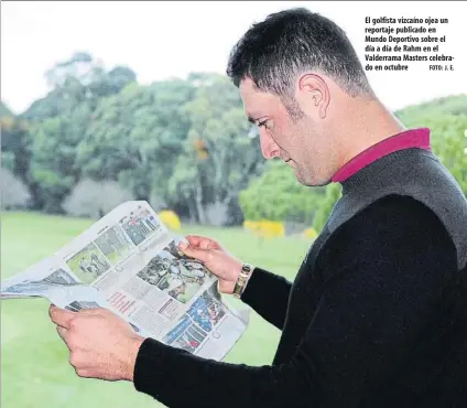  ?? FOTO: J. E. ?? El golfista vizcaíno ojea un reportaje publicado en Mundo Deportivo sobre el día a día de Rahm en el Valderrama Masters celebrao en octubre