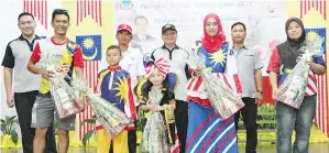  ??  ?? PEMENANG pertanding­an pakaian patriotik bersama Suhaili (tengah), Roddy, Rasid dan Joe Joloning.