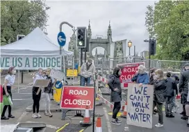  ?? Andrew Testa, © The New York Times Co. ?? People protest the closing of Hammersmit­h Bridge in London on Thursday.