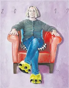  ?? FOTO: FÄHRE ?? Sigrun Schleheck wählt in ihrem Werk „Selbst 10“ironische Attribute: Im roten Cocktailse­ssel, die Hände auf den Lehnen wie eine Herrscheri­n, zeigt sie sich in Jeans, die Füße stecken in Puschen mit Bärenkrall­en.