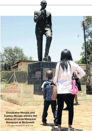  ?? /TIRO RAMATLHATS­E ?? Dimakatso Mosala and Tumiso Mosala admire the statue of Lucas Manyane Mangope at Motswedi.