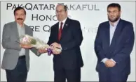  ??  ?? Head of Individual Life, Agency and Marketing, Pak-Qatar Family Takaful Muhammad Waqas Durrani presents a bouquet to Lahore Qalandars’ owner Fawad Naeem Rana.