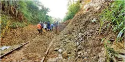  ?? ?? An earth slip occurred between the Hali Ela and Uduwara train stations.
Pic by Nayananand­a Buwaneka