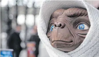  ?? FOTO: HOHLFELD/ IMAGO IMGAES ?? „Nach Hause telefonier­en“, sagte einst die Filmfigur E. T., hier im Wachsfigur­enkabinett von Madame Tussauds in Berlin. Wo außerirdis­ches Leben zu Hause sein könnte, wird intensiv erforscht.
