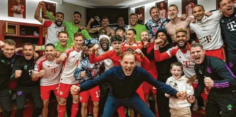  ?? Foto: FC Bayern ?? Jubelbild aus der Bayern-Kabine: Das Team von Thomas Tuchel steht im Halbfinale der Champions League.