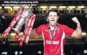  ??  ?? > Mike Phillips celebratin­g with the Six Nations trophy in 2013