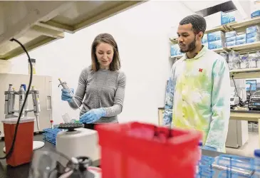  ?? Photo courtesy Nicole Bedard ?? Colleen Munoz, a hydration scientist and professor at the University of Hartford instructs a student researcher in her lab.