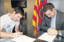  ?? FOTO: FCB ?? Messi y Bartomeu en 2014, en la última firma de renovación del crack