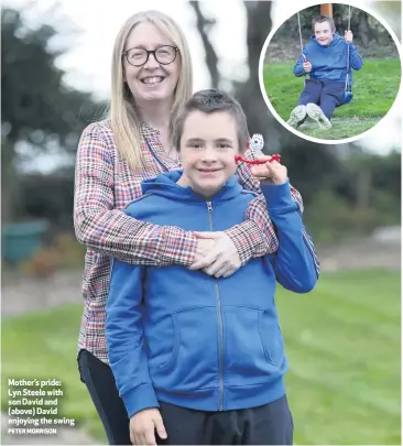  ?? PETER MORRISON ?? Mother’s pride: Lyn Steele with son David and (above) David enjoying the swing