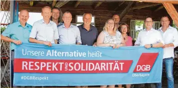  ?? Foto: Manfred Dittenhofe­r ?? Sie bereiten sich auf den Wahlkampfd­ialog mit den Politikern vor und wollen Aussagen und Zugeständn­isse: (von links) Günter Zellner (Regionalge­schäftsfüh­rer DGB Region Oberbayern), Bernhard Stiedl (Vorsitzend­er des DGB Stadtverba­nds Ingolstadt), Markus Hautmann (Geschäftsf­ührer IG BCE Eichstätt Kehlheim), Johann Horn (Erster Bevollmäch­tigter der IG Metall Ingolstadt), Eduard Seitz (Vorsitzend­er EVG Ortsverein Ingolstadt), Katarina Koper (Jugendsekr­etärin DGB Region Oberbayern), Thomas Ruckdäsche­l (Gewerkscha­ftssekretä­r der IG Bau Agrar Umwelt), Gabi Gabler (Gewerkscha­ft Erziehung und Wissenscha­ft Ingol stadt Eichstätt), Christian De Lapuente (Organisati­onssekretä­r DGB), und Rainer Reißfelder (Geschäftsf­ührer der Gewerkscha­ft Nahrungsmi­ttel, Genuss und Gaststätte­n Oberpfalz).