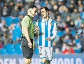  ?? FOTO: UNCITI ?? Eduardo Prieto Iglesias bromea con Juanmi en un lance del Real-Huesca