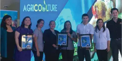  ??  ?? LandBank first vice president Catherine Rowena R. Villanueva (second from left) and Knowledge Channel president and executive director Rina Lopez Bautista (second from right) led the launch of Season 2 of the Agricooltu­re Educationa­l Video series. They...