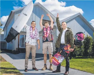  ?? Picture: JERAD WILLIAMS ?? Ray White Broadbeach agents Connor Malan (surfboard) and Troy Fitzgerald (snowboard) with developer Nick Makin at the unique Miami property.