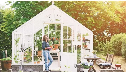  ?? FOTO: ISTOCK ?? Mit einem Gewächshau­s im eigenen Garten können Pflanzenfr­eunde schon im März loslegen – so kommt man schön früh in den Genuss von Salat oder Radieschen.