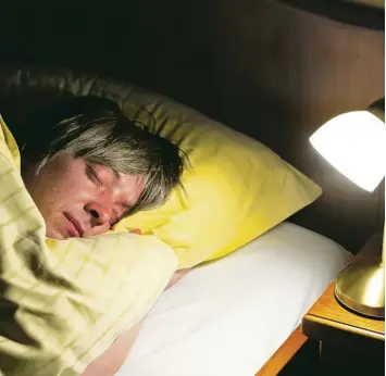  ?? Foto: Malte Christians, dpa ?? Gesunde Nachtruhe ist ein hohes Gut. Bei großer Hitze schlafen viele Menschen schlecht. Wissenscha­ftler haben nun vermessen, inwieweit nächtliche Hitze das Denken verschlech­tert.