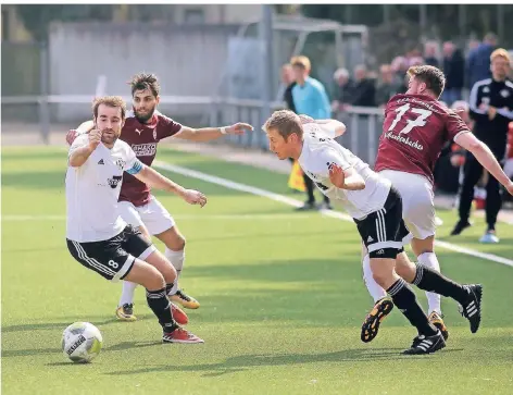  ?? RP-FOTO: STEPHAN KÖHLEN ?? Suchende: Stefan Schaumburg (links), Dominik Donath (rechts) und der gesamte VfB Hilden warten auf den Durchbruch.