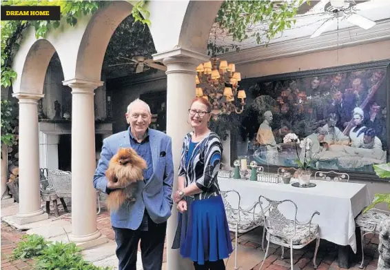  ?? AMY DAVIS/BALTIMORE SUN PHOTOS ?? Vincent Peranio and Dolores Deluxe stand with their Pomeranian in front of an Italian-style loggia, a pillared, open-sided porch, in their backyard.