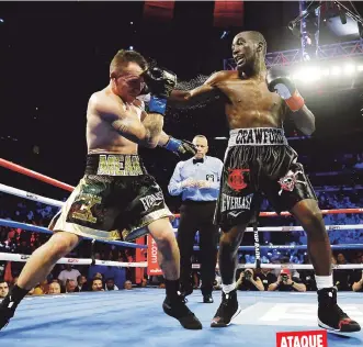  ??  ?? ATAQUE CERTERO
Terence Crawford conecta una derecha al rostro del retador lituano. A la izquierda, el boricua Edgar Berlanga envía a la lona a su rival español.AP