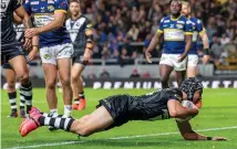  ?? Photo / Photosport ?? Kiwis halfback Jahrome Hughes scores against Leeds.