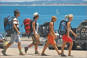  ?? CEDOC PERFIL ?? VARIANTES. Los hostels están ubicados en distintas zonas de Punta del Este: La Barra, La Punta y Manantiale­s. Muchos tienen pileta, deck de madera y barra de tragos. Son elegidos por argentinos y brasileños, pero también por un público mochilero que...