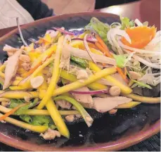  ?? FOTO: NYF ?? Fruchtig-exotische Mischung: Mangosalat mit Huhn, Erdnüssen und Koriander.