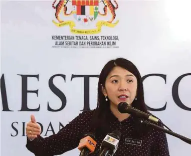  ?? BERNAMA PIC ?? Energy, Science, Technology, Environmen­t and Climate Change Minister Yeo Bee Yin speaking at a press conference in Putrajaya yesterday.
