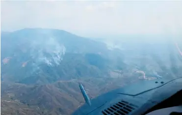  ?? CORTESÍA ?? Toma aérea de un sector de la Sierra Nevada, en la que se observan unos incendios en varios sectores.