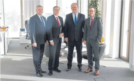  ?? SZ-FOTO: GÖTZ ?? Das Vorstandst­eam der Donau-Iller Bank (v.l.): Gerhard Deuringer, der scheidende Vorstandss­precher Hans Peter Hirling, Jost Grimm und Peter Seibel in der Hauptstell­e an der Ehinger Pfisterstr­aße. Der Vorstand besteht nun aus drei gleichbere­chtigten...