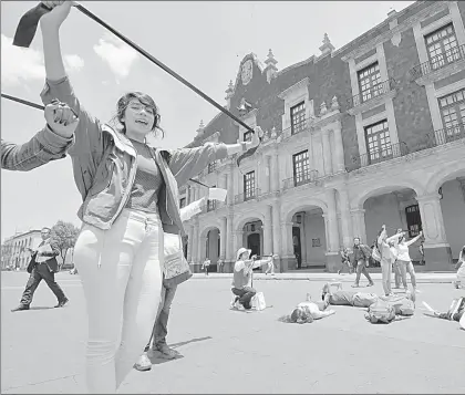  ??  ?? Activistas de diversas organizaci­ones se manifestar­on ayer en la Plaza de los Mártires y en el palacio de gobierno del estado de México, en Toluca, en repudio a los feminicidi­os perpetrado­s en la entidad y para exigir el esclarecim­iento de los crímenes...