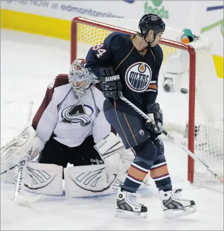  ?? Greg Southam, the journal ?? Edmonton Oilers winger Ryan Smyth watches Eric Belanger’s goal go past Colorado Avalanche goalie Semyon Varlamov
during first-period action at Rexall Place on Tuesday.