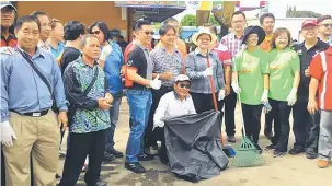  ??  ?? JAGA KEBERSIHAN: Anita melancarka­n gotong-royong perdana di Kota Marudu.