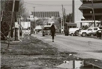  ?? Godofredo A. Vásquez / Staff photograph­er ?? Plainfield Street, shown Thursday, is part of the Houston area known as the Bissonnet Track, which is a notorious hot spot for sex traffickin­g.