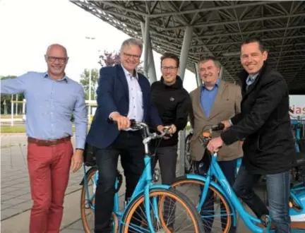  ?? FOTO EL ?? Schepen Erik Block van Schoten, Brasschaat­s schepen Dirk de Kort, burgemeest­er Dieter Wouters van Wuustwezel, burgemeest­er Luc Aerts van Brecht en Kalmthouts schepen Jef van den Bergh willen samenwerke­n om de regio beter bereikbaar te maken met de fiets.