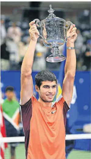  ?? FOTO: MEDIAPUNCH/IMAGO ?? Carlos Alcaraz konnte seinen Erfolg kaum fassen: Strahlend stemmte er den Pokal für den Sieg bei den US Open in die Höhe.