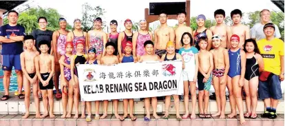  ??  ?? INTENSIVET­RAINING:Wong (right, back) with Ivan (right, front) and Christophe­r (left) alongside the SDSC swimmers during training at the Aquatic Centre at Kota Kinabalu Sports Complex in Likas near here.