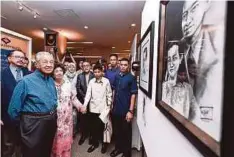  ??  ?? TUN Mahathir berkunjung
ke pameran lukisanTun M: A Forever Legacy di Universiti Perdana, semalam.