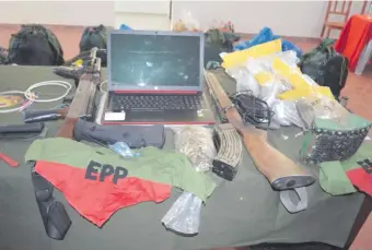  ??  ?? La computador­a portátil hallada en la escena del tiroteo entre el CODI y el EPP contendría fotos y videos nuevos de los terrorista­s. También aparecen las armas y hasta una bomba casera.