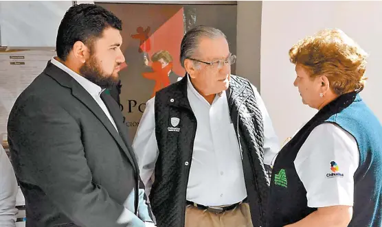  ??  ?? Godínez Ortega platica con funcionari­os de Salud de Chihuahua, días después de que fue secuestrad­o su padre y cerraran los hospitales del municipio.