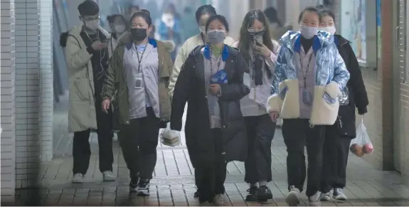  ??  ?? Empleadas de una maquilador­a de electrónic­os, afuera de sus dormitorio­s en Shanghái, China. El país asiático ha colocado a 56 millones de personas en una cuarentena en la provincia de Hubei.