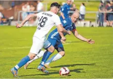  ?? FOTO: ALVA ?? Öpfingen (blau) entführte beim Derby in Altheim (weiß) die Punkte.