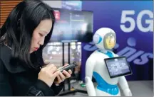 ?? YIN LIQIN / CHINA NEWS SERVICE ?? A visitor uses Huawei’s 5G Wi-Fi service as the company unveiled its first 5G digital indoor system at Shanghai Hongqiao Railway Station on Monday.