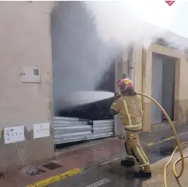  ??  ?? A fire fighter tackles the blaze in San Fulgencio