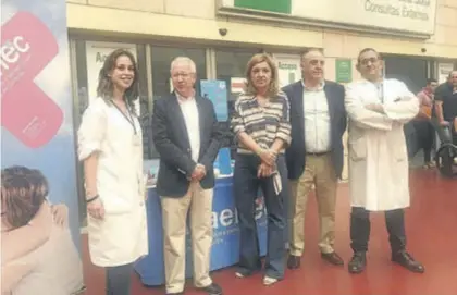  ?? JUAN NÁJAR ?? Representa­ntes de Asaenec, de la Delegación de Salud y del hospital, en la mesa informativ­a del Reina Sofía.