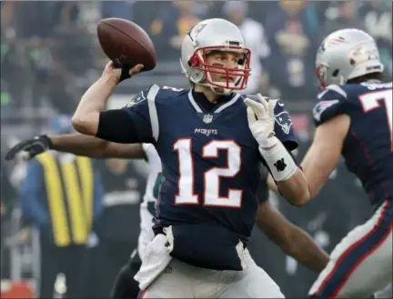  ?? DAVID J. PHILLIP — THE ASSOCIATED PRESS ?? Patriots quarterbac­k Tom Brady throws a pass during the first half of Sunday’s AFC championsh­ip game at Foxborough, Mass.